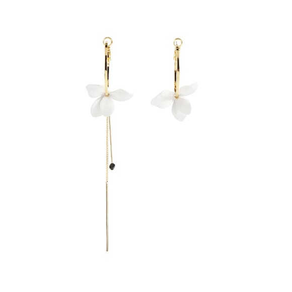 $12 NEW Unbranded Elegant White Flower Asymmetric Earrings - Picture 2 of 4